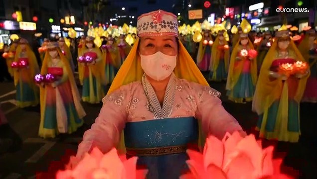 Парад лотосов в честь дня рождения Будды