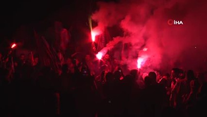 Trabzonspor'un Tekirdağ'daki taraftarı çıldırdı; Horon oynadılar, tozu dumana kattılar