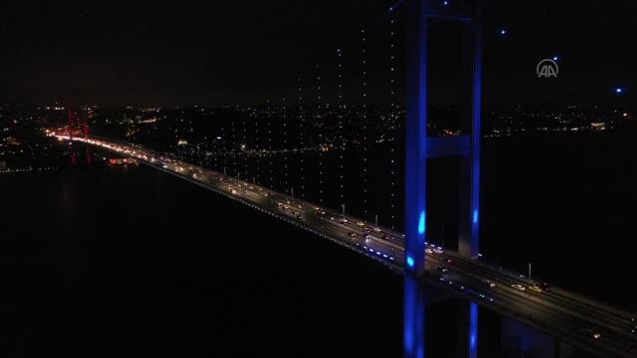 İstanbul Boğazı, bordo mavi renklere büründü (2)