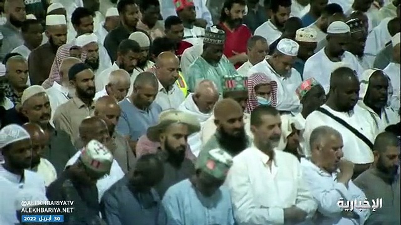 جموع غفيرة تؤدي صلاة التراويح في آخر ليلة من شه...