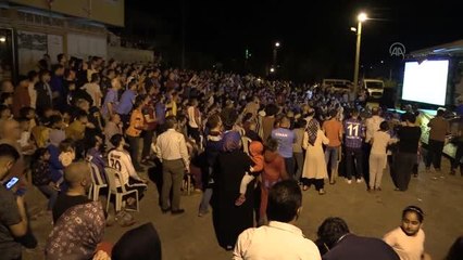 Trabzonspor taraftarları şampiyonluğu kutluyor