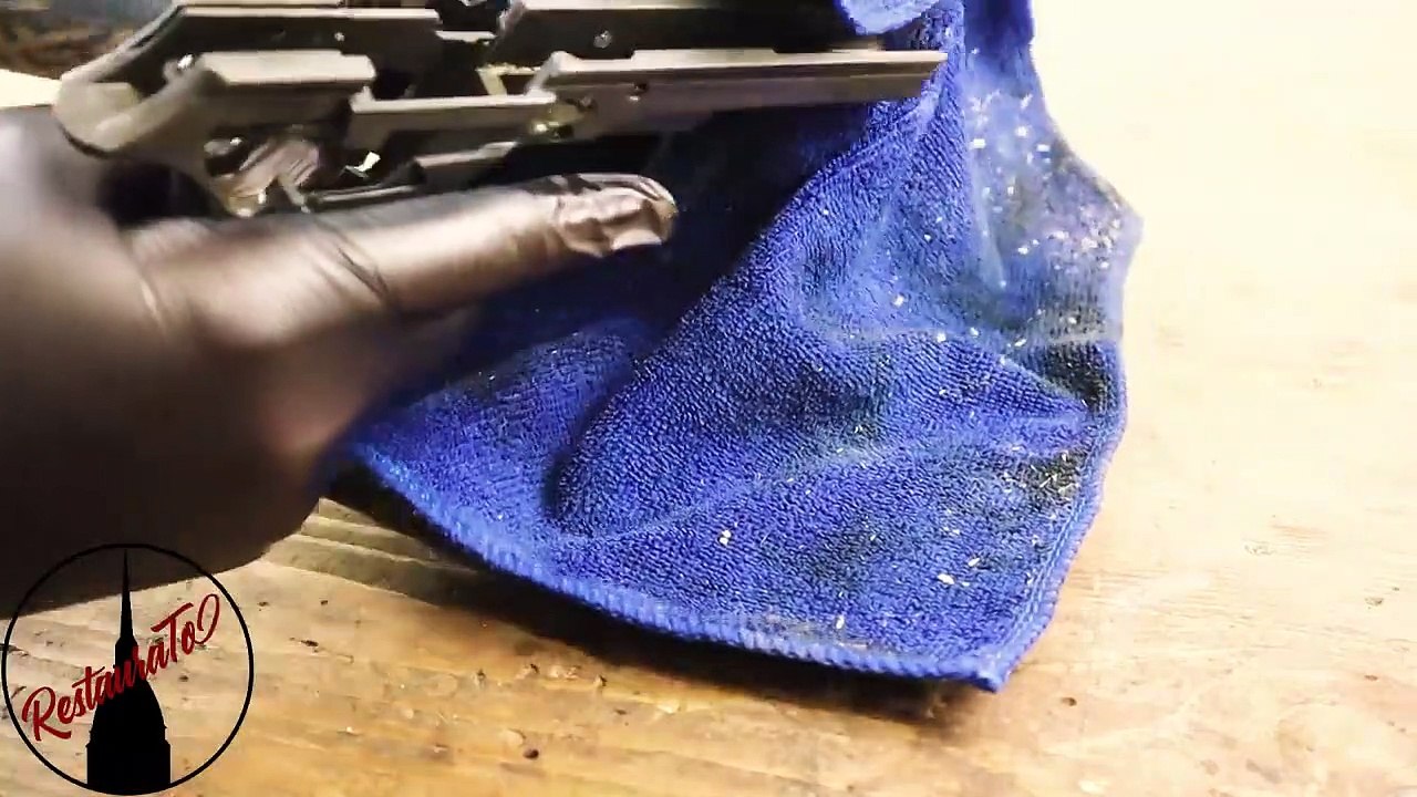 によって台無しにされた軍のピストルの復元