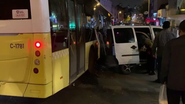 ATAŞEHİR'DE BELEDİYE OTOBÜSÜ HAFİF TİCARİ ARACA ÇARPTI; 2 YARALI