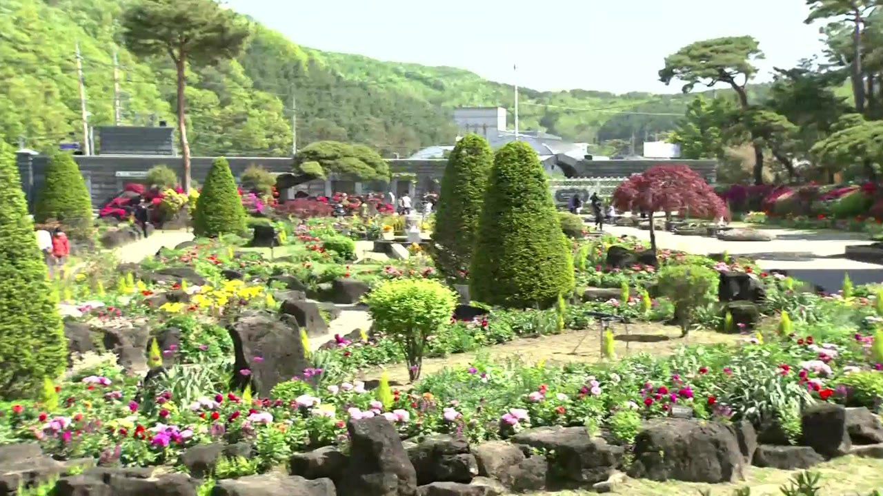 [날씨] 휴일 선선, 오후 황사...수목원 나들이객 북적 / YTN