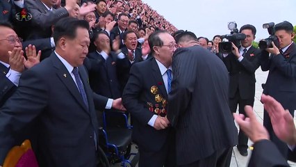 北 김계관, 열병식 후속행사서 포착...김정은에 '귓속말' / YTN