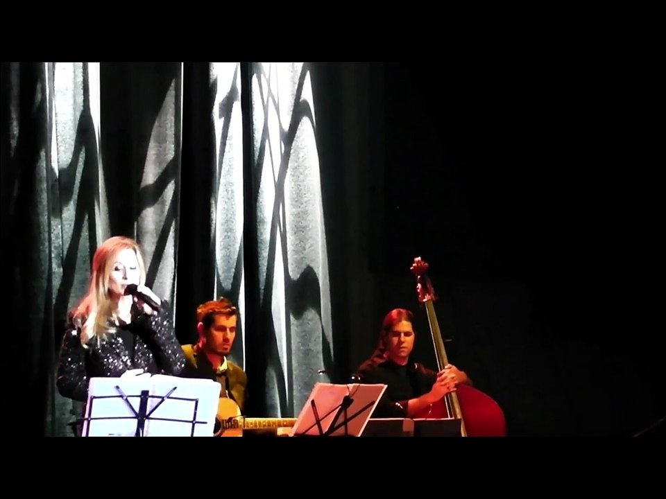 Fans surprise Lara Fabian with love signs (2013)