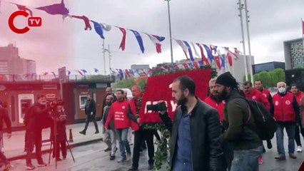 DİSK 1 Mayıs'ta Taksim'de çelenk bıraktı