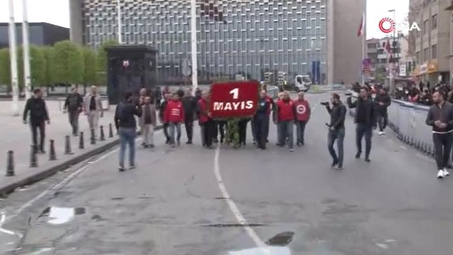 Birleşik Metal-İş Sendikası ve DİSK üyeleri Taksim'deki Cumhuriyet Anıtı'na çelenk bıraktı