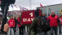 Taksim'de 1 Mayıs! Cumhuriyet Anıtı'na çelenk bırakıldı