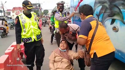 Emak-emak Ngamuk hingga Pingsan saat Protes Polisi  di Jalur Pantura Cirebon