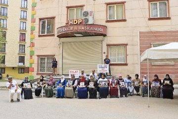 HDP ÖNÜNDEKİ AİLELERİN, EVLAT NÖBETİNDEKİ 5'İNCİ BURUK BAYRAMI