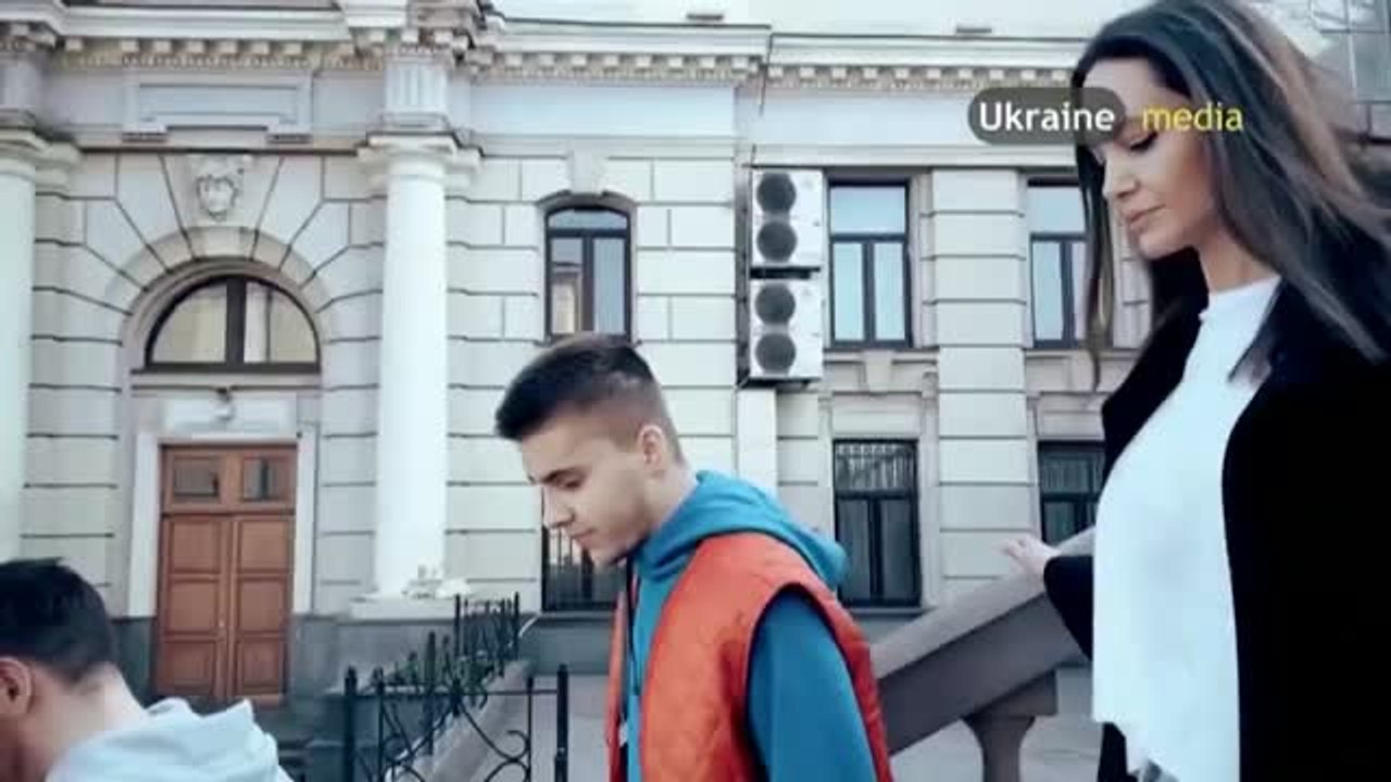 El sonido de las sirenas antiaéreas interrumpe una visita de Angelina Jolie en Leópolis