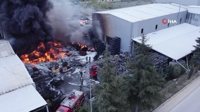 Lastik fabrikasındaki yangın 3 saatlik çalışma sonrası kontrol altına alındı