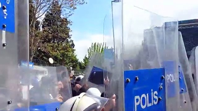 Cevahir AVM önünde gözaltı sorasında polisler kalkanlarla gazetecilerin çekim yapmasını engelledi