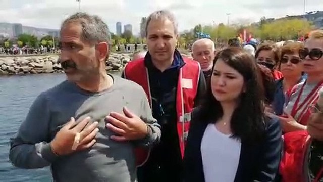 1 Mayıs miting alanına alınmayan Adalarlı CHP üyesi, tepki olarak vapurdan atlayıp yüzerek iskeleye çıkt