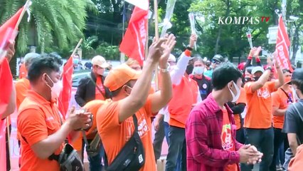 Bersyukur! Polda Metro Jaya Bagikan Sembako Kepada Peserta Demo Buruh