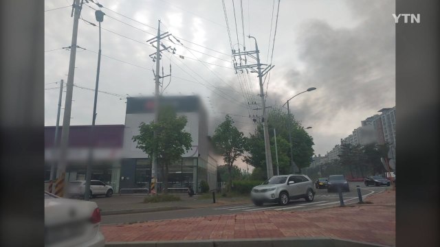 경기 고양 종이봉투 제조 공장에서 불...두 동 전소 / YTN