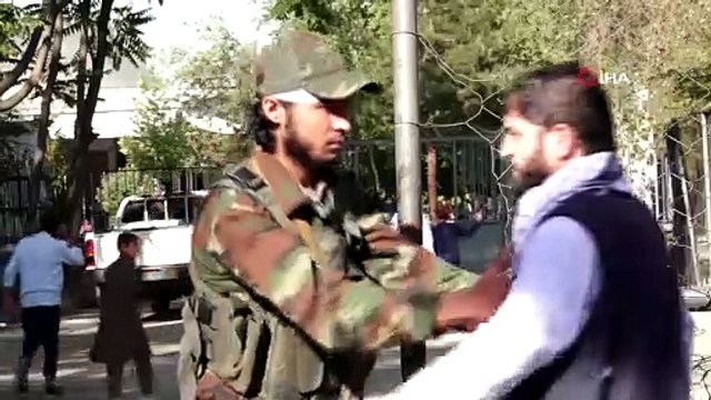 Yetkililer bugünü Ramazan Bayramı ilan etti, halk bayram namazı için camilere akın etti