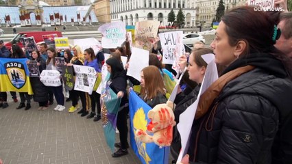 Frauen demonstrieren in Kiew: "Können nicht einmal Brot essen, weil unsere Männer hungern"