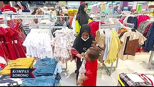 PT Kilang Pertamina Internasional RU VII Kasim Ajak Anak Yatim Berburu Baju Lebaran