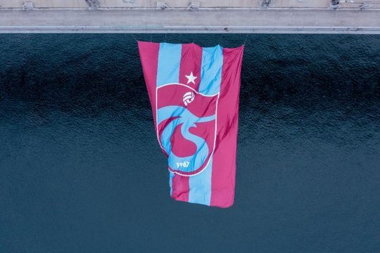 Bordo-mavili bayrak İstanbul Boğazı'nda yerini aldı