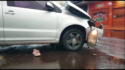 Carros se envolvem em forte colisão próximo à rodoviária