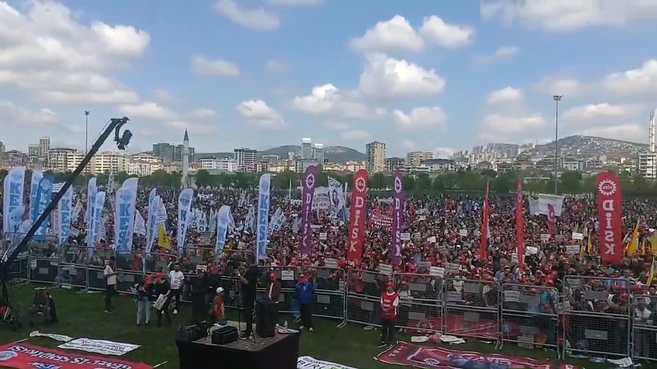 İstanbul'daki 1 Mayıs kutlamalarında Tarkan şarkısı: "Geççek"