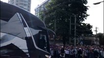 Delegação do Botafogo é recebida com muita festa pela torcida no Nilton Santos