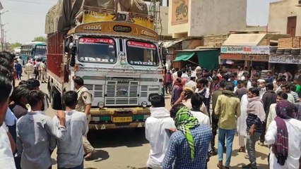 50 फीट तक बाइक सवार को घसीटकर ले गया ट्रक, मौत, भीड़ ने चालक को जमकर पीटा