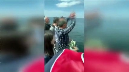 Polis teknenin yanaşmasına izin vermeyince denize atladı