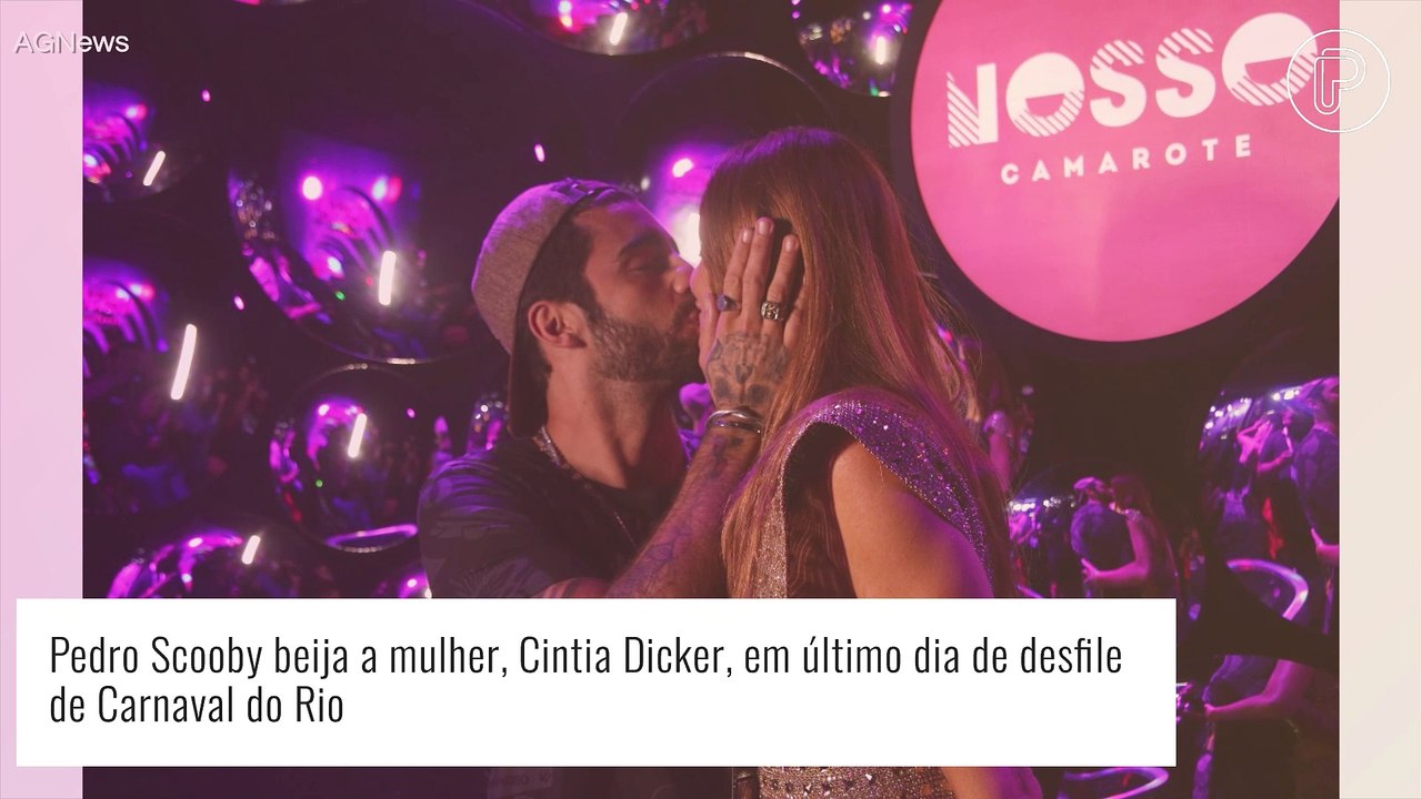 Famosos beijam muito em Desfile das Campeãs no Rio: Sabrina Sato, Viviane Araújo e mais. Fotos!