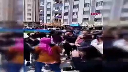 Van'da liseli kızların kavgası kamerada