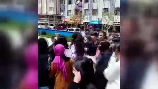 Bu gençlik nereye gidiyor! Liseli kızların kavgası kamerada