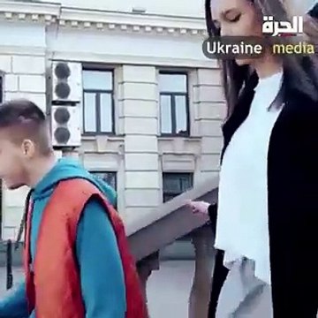 النجمة أنجلينا جولي تغادر بسرعة على وقع صفارات الإنذار من الغارات الجوية أثناء زيارتها لمدينة لفيف الأوكرانية حيث التقت بالسكان الذين شردتهم الحرب مع