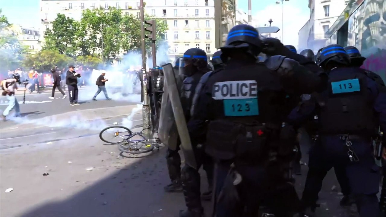 Primo Maggio, scontri alla manifestazione a Parigi: devastato McDonald's