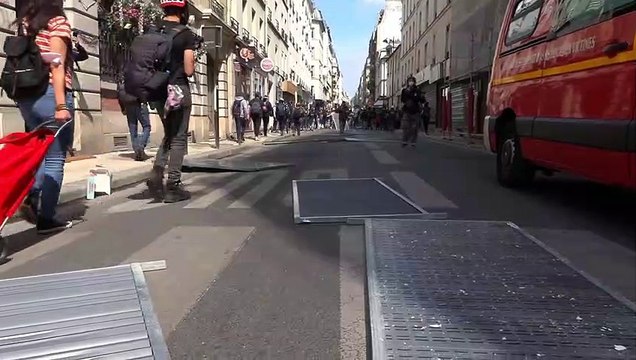 Primo Maggio, scontri a Parigi: le barricate dei black bloc