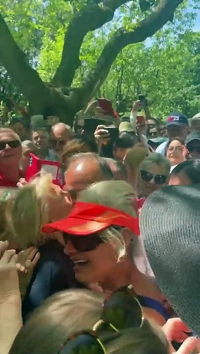Les images de la visite surprise, cet après-midi, d'Eric Zemmour à Aix-en-Provence pour sa première sortie depuis la défaite à la Présidentielle