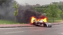 Son dakika gündem: ŞANLIURFA - Seyir halindeyken yanan otomobil kameraya yansıdı