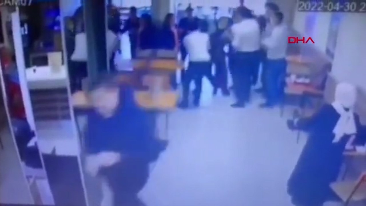 Boğazına yemek kaçan kadının 'Heimlich Manevrası' yöntemiyle hayatını kurtardı