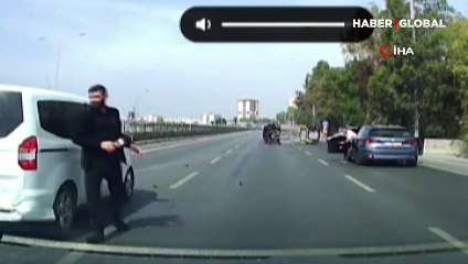 Seyir halindeki araç çarpmanın etkisiyle böyle takla attı!