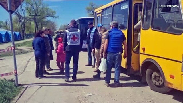 Resgate de civis sobreviventes ao cerco russo na metalúrgica Azovstal em Mariupol