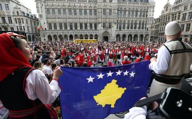Brüksel'in tarihi ve turistik meydanında Türk halk oyunları coşkusu