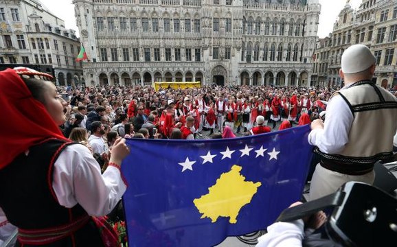 Brüksel'in tarihi ve turistik meydanında Türk halk oyunları coşkusu