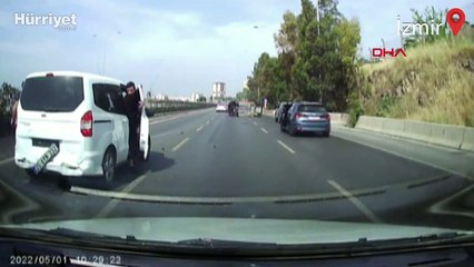 Hafif ticari aracın çarptığı otomobilin devrildiği kaza kamerada