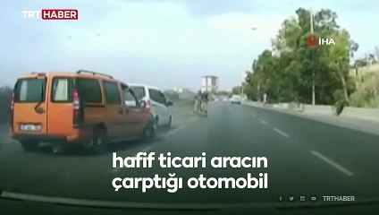 Descargar video: Hafif ticari aracın çarptığı otomobil yan yattı