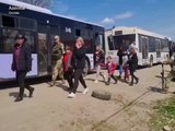 Evacuación con cuentagotas en la acería de Azovstal con destino Zaporiyia