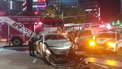 교차로에서 승용차·택시 충돌...5명 다쳐 / YTN