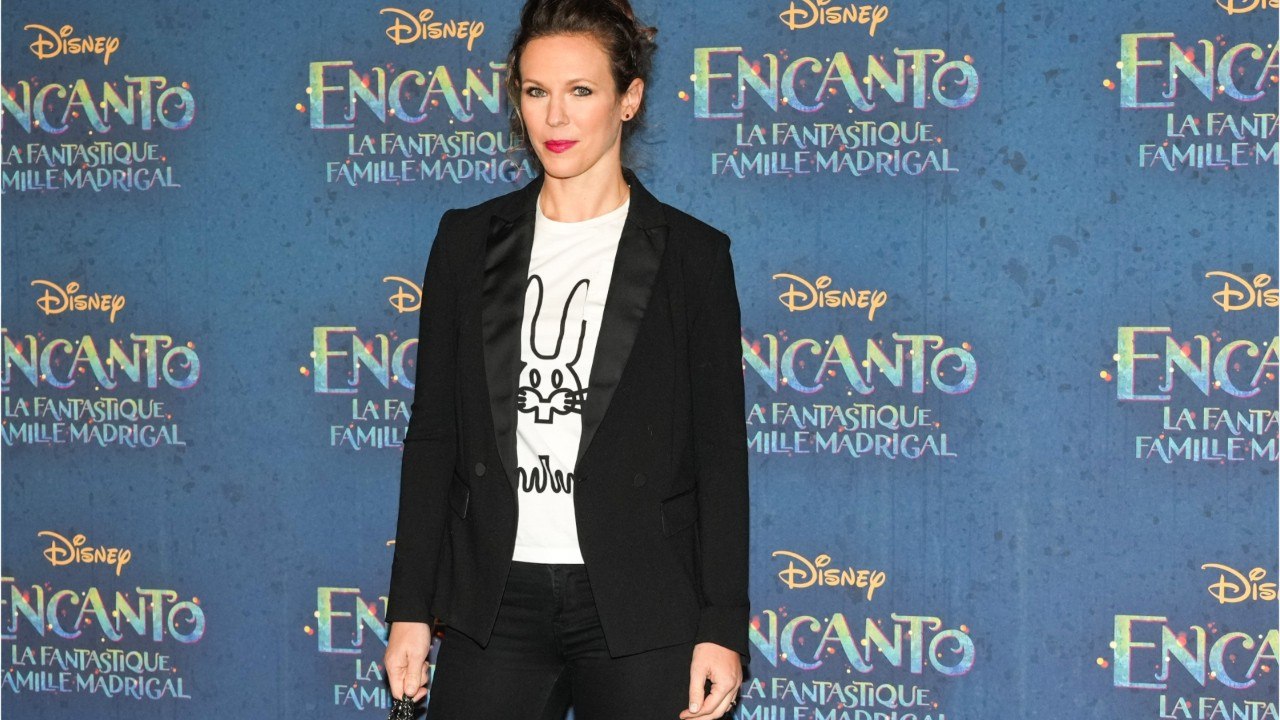 Voici : PHOTO Lorie complice avec sa fille : elle lui apprend la langue des signes