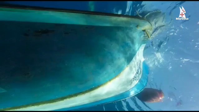 A Marinha Portuguesa localizou este domingo a embarcação de pesca ‘Alexandre’, parcialmente afundada, onde seguiam os dois pescadores que se encontram desaparecidos desde sábado. Em comunicado, a entidade revela estar a coordenar, “desde as 18h45 da tarde