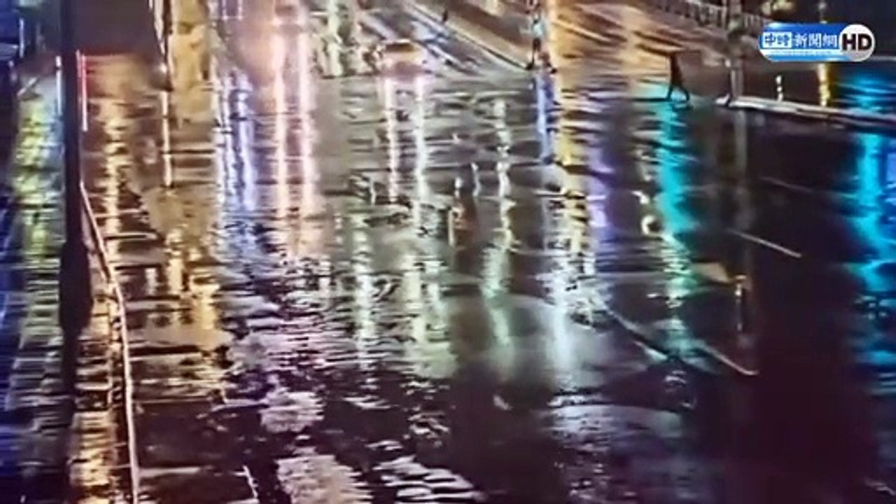 行人穿越馬路 後車閃避不及撞上